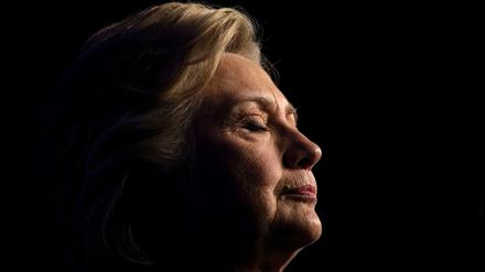 Wie in einem schlechten Traum: Kurz vor der Wahl holt die E-Mail-Affäre Hillary Clinton ein.