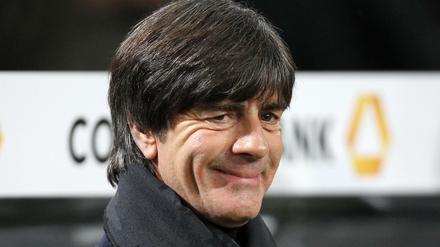 Joachim Löw verlängert einem Medienbericht zufolge seinen Vertrag als Fußball Bundestrainer vorzeitig um weitere zwei Jahre bis 2020. Die letzten Details hätten der Weltmeister-Coach und der Deutsche Fußball-Bund am Freitag 28.10.2016 geklärt, schrieb die "Bild"- Zeitung. 