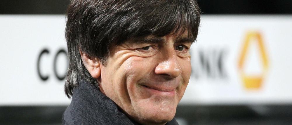 Joachim Löw verlängert einem Medienbericht zufolge seinen Vertrag als Fußball Bundestrainer vorzeitig um weitere zwei Jahre bis 2020. Die letzten Details hätten der Weltmeister-Coach und der Deutsche Fußball-Bund am Freitag 28.10.2016 geklärt, schrieb die "Bild"- Zeitung. 