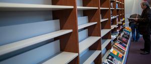 Leere im Bücherregal. Müssen kleinere Verlage aufgrund des BGH-Urteils um ihre Existenz bangen?