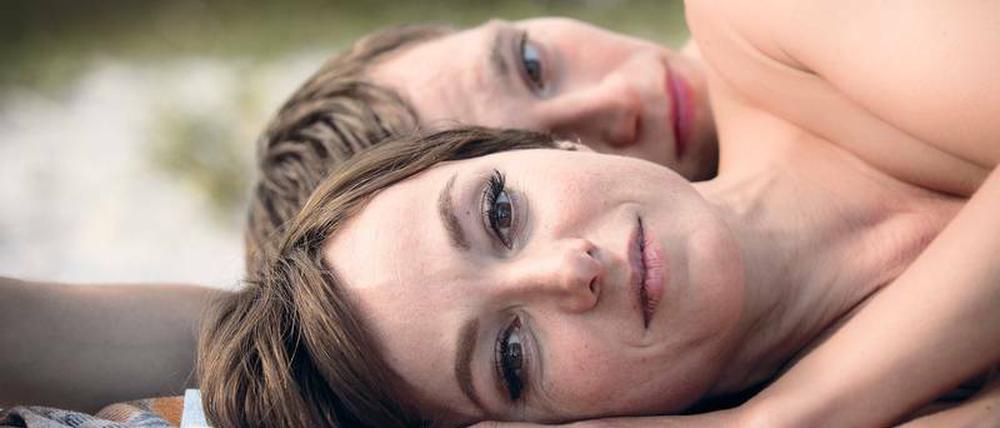 Eine Liebe, die nicht sein darf. Heimlich kommen sich der 18-jährige Christian (Jonas Nay) und seine neue Englischlehrerin Stella Petersen (Julia Koschitz) näher. 