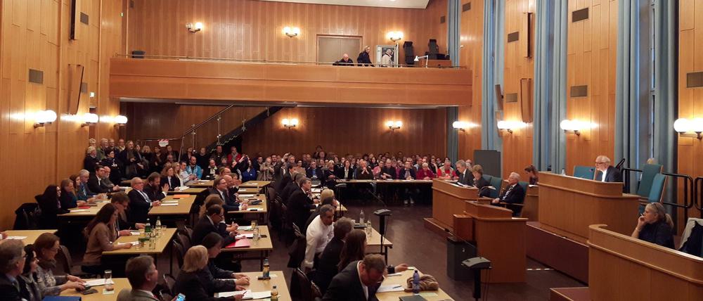 Die konstituierende Sitzung der Bezirksverordnetenversammlung am Donnerstag Abend. Mit Alterspräsident Lutz Ammer eröffnete erstmals ein Mitglied der AfD die Versammlung
