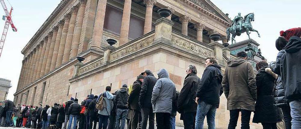 Anstehen. Hier für eine Sonderschau auf der Museumsinsel. Gratistage sollen den Andrang nun generell verstärken.
