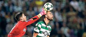 Kompromisslos. Dortmunds Torhüter Roman Bürki zeigt in dieser Szene aus dem Hinspiel, wem der Strafraum gehört. 