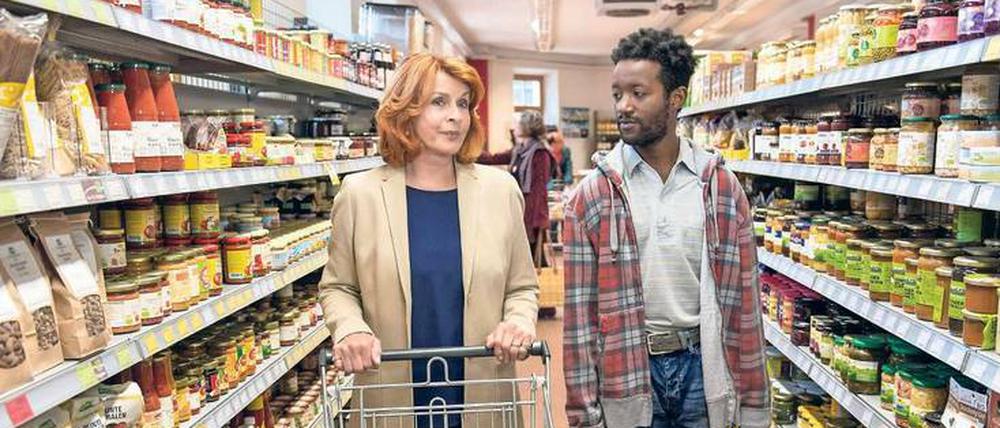 Im Überfluss. Senta Berger und Eric Kabongo in „Willkommen bei den Hartmanns“ im Supermarkt.