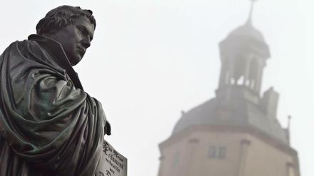 Das gusseiserne Denkmal für den deutschen Reformator Martin Luther auf dem Marktplatz der Lutherstadt Wittenberg.