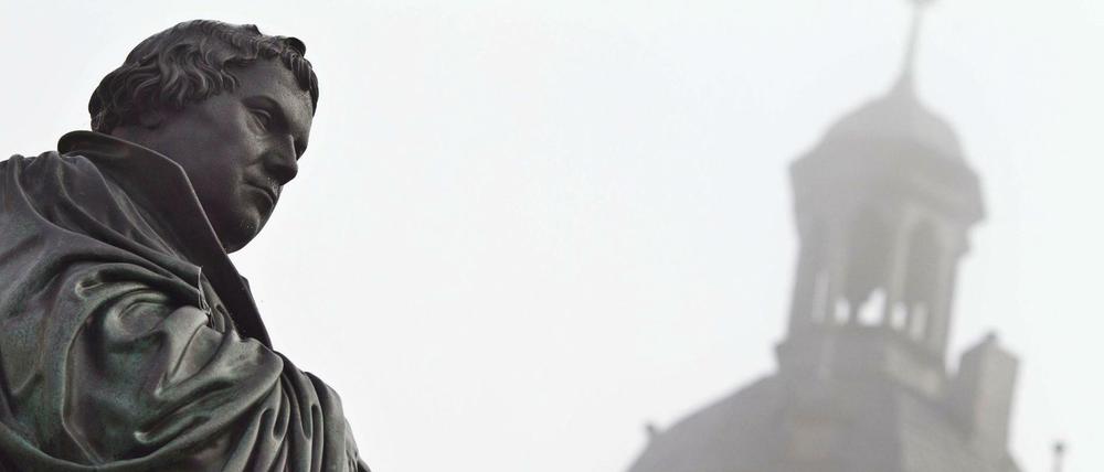 Das gusseiserne Denkmal für den deutschen Reformator Martin Luther auf dem Marktplatz der Lutherstadt Wittenberg.