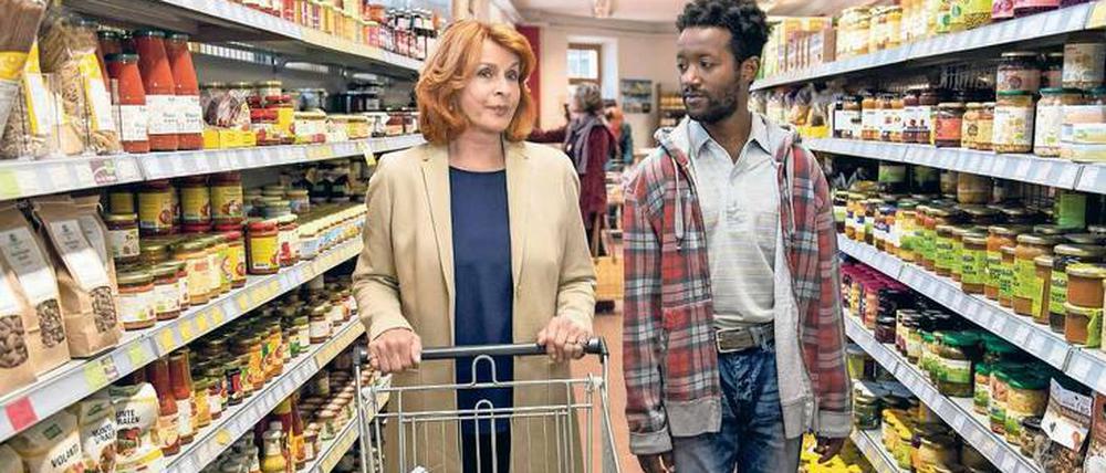 Überfordert vom Überfluss. Senta Berger und Eric Kabongo als Angelika Hartmann und Diallo.