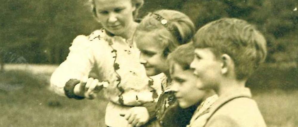 Spreewald, 1941. Die Freunde Michael Gottschalk und George Will, dahinter Schwester Tilda und eine Angestellte.