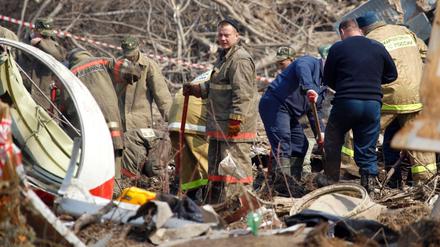 Experten untersuchen im April 2010 die Überreste der bei Smolensk abgestürzten Tupolev TU-154.