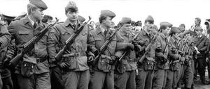 Offiziersschüler des DDR-Wachregiments "Feliks Dzierzynski" am 12. November 1989 an der Grenze am Potsdamer Platz.
