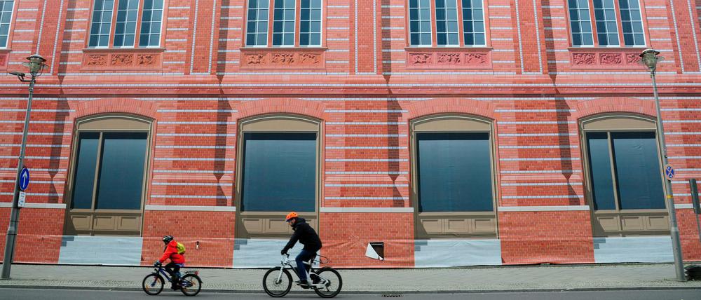Bloß ein Imitat aus Plastikplanen. Die Fassade der Schinkelschen Bauakademie. 