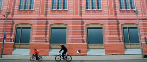 Bloß ein Imitat aus Plastikplanen. Die Fassade der Schinkelschen Bauakademie. 