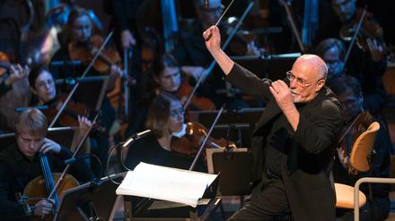 David Zinman steht im Rampenlicht, aber er lässt das Orchester sich in den Vordergrund spielen.