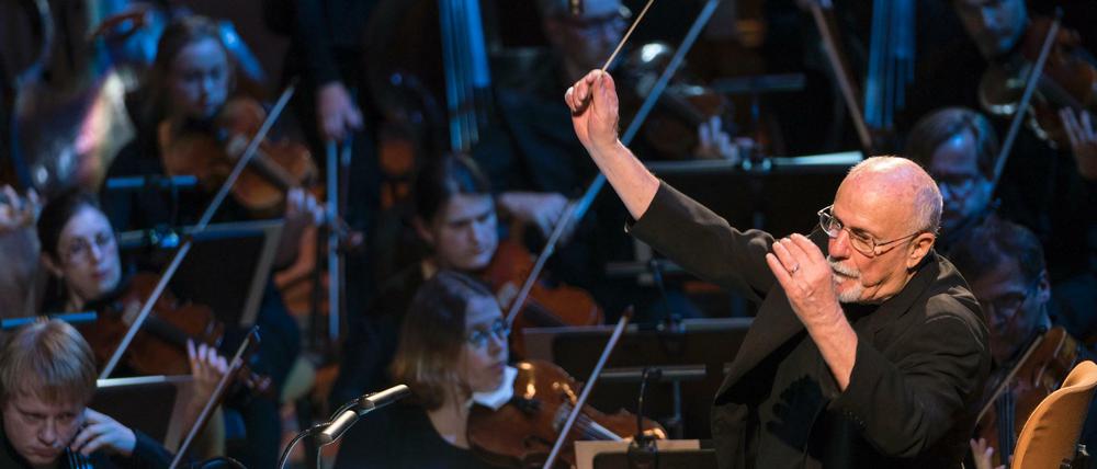 David Zinman steht im Rampenlicht, aber er lässt das Orchester sich in den Vordergrund spielen.