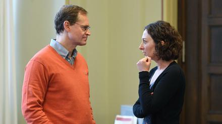 Berlins Regierender Bürgermeister Michael Müller (SPD) und die Berliner Grünen-Fraktionsvorsitzende Ramona Pop unterhalten sich am 02.11.2016 am Rande der Koalitionsverhandlungen.