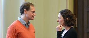 Berlins Regierender Bürgermeister Michael Müller (SPD) und die Berliner Grünen-Fraktionsvorsitzende Ramona Pop unterhalten sich am 02.11.2016 am Rande der Koalitionsverhandlungen.