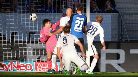 Vorbei an Freund und Gegner. Niklas Süle erzielt das 1:0 für Hoffenheim.