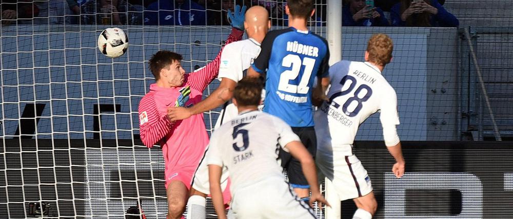 Vorbei an Freund und Gegner. Niklas Süle erzielt das 1:0 für Hoffenheim.