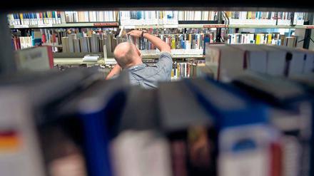 Buchsuche in den Gängen der Amerika-Gedenk-Bibliothek (AGB) am Blücherplatz in Kreuzberg. 