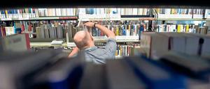 Buchsuche in den Gängen der Amerika-Gedenk-Bibliothek (AGB) am Blücherplatz in Kreuzberg.