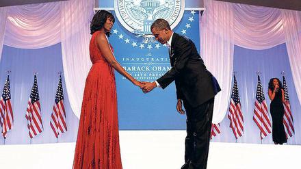 Feuerrot von Jason Wu. Zur zweiten Amtseinführung am 21. Januar 2013 kam die First Lady in einem Kleid des taiwanesisch-kanadischen Designers.