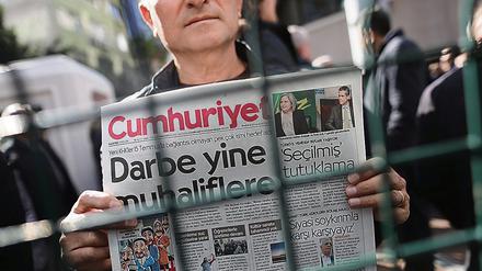 Hinter Gittern. Seit Jahren kritisiert die säkulare Zeitung „Cumhuriyet“ die Politik von Staatschef Erdogan.