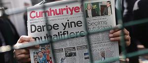 Hinter Gittern. Seit Jahren kritisiert die säkulare Zeitung „Cumhuriyet“ die Politik von Staatschef Erdogan.