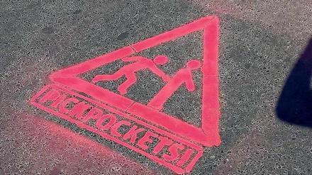 In leuchtendem Pink warnte das Graffiti vor Taschendiebstahl. 
