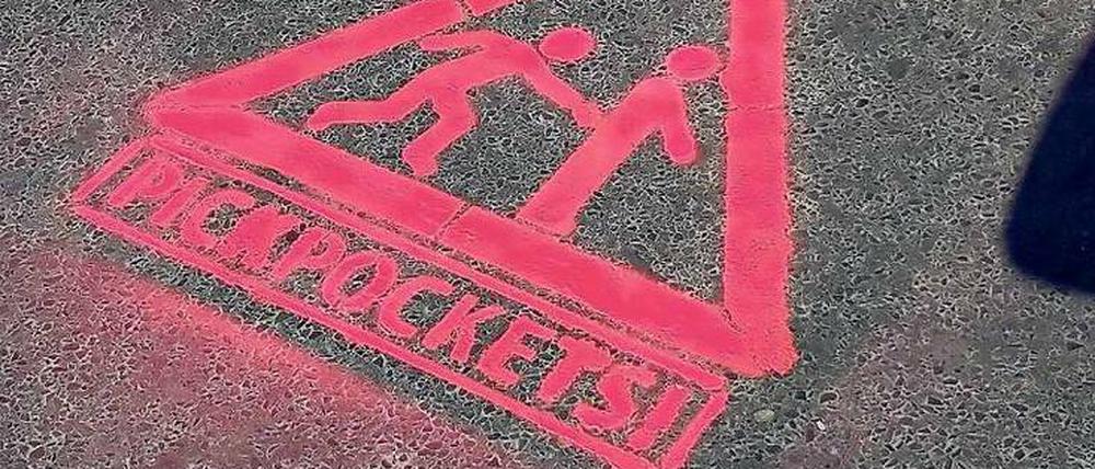 In leuchtendem Pink warnte das Graffiti vor Taschendiebstahl.