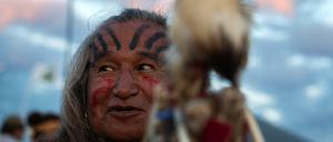 Amerikanische Ureinwohner demonstrieren gegen eine geplante Pipeline. Sie fürchten um heiliges Land und ihre Trinkwasserversorgung.