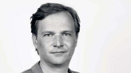 Peter Güde ist Produzent der ARD-Serien „Mord mit Aussicht“ und „Rentnercops“ und arbeitet als Autor, unter anderem hat er das Drehbuch für „Vorsicht vor Leuten“geschrieben.