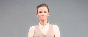 Gestatten, Nessa. Sie ist die digitale Assistentin und das Ebenbild der toten Vanessa Arnold. Beide werden von Adina Vetter gespielt.