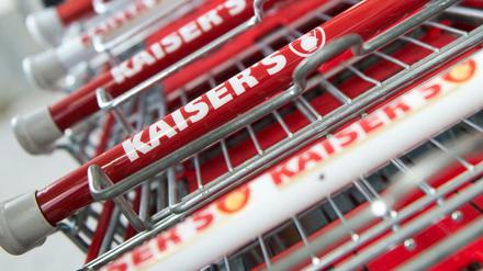 Einkaufswagen mit dem Schriftzug "Kaiser's". 