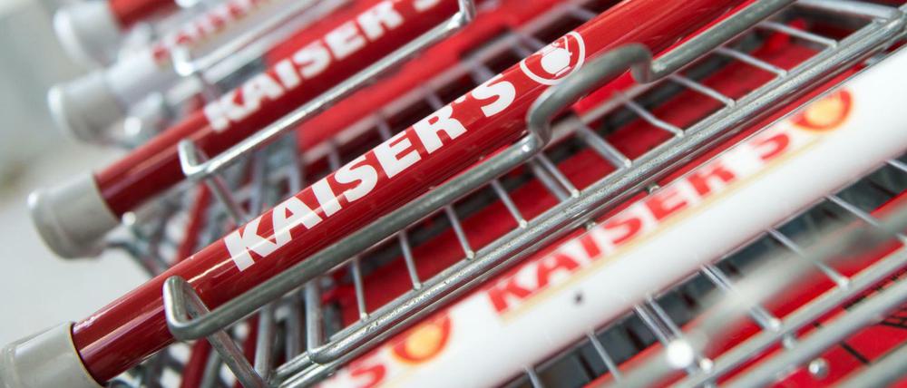 Einkaufswagen mit dem Schriftzug "Kaiser's". 