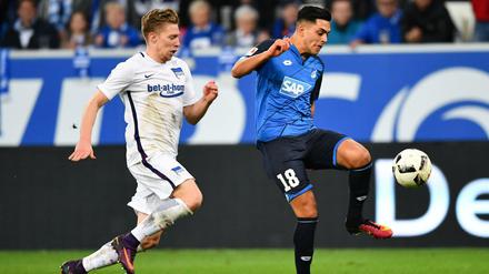 Hoffenheims Nadiem Amiri (r) und Berlins Mitchell Weiser im Kampf um den Ball.