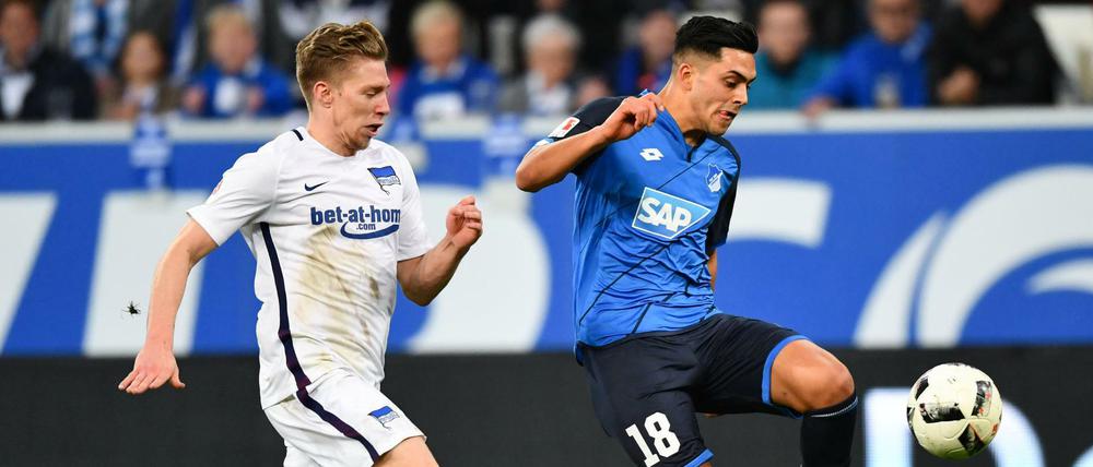Hoffenheims Nadiem Amiri (r) und Berlins Mitchell Weiser im Kampf um den Ball.