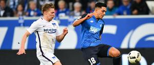Hoffenheims Nadiem Amiri (r) und Berlins Mitchell Weiser im Kampf um den Ball.