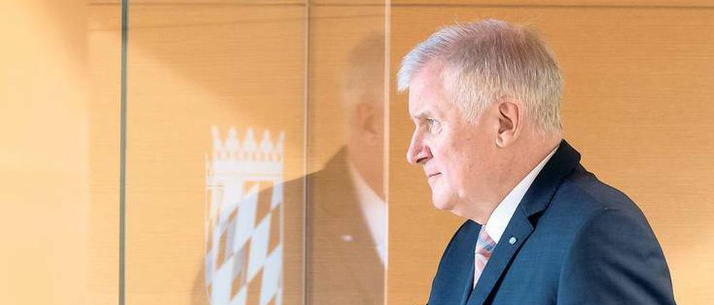 Hand drauf. Nach der Landtagswahl 2018 wollte Horst Seehofer abtreten. Eigentlich. Doch die Flüchtlingskrise hat ihn stabilisiert – und könnte ihm eine neue Machtoption sichern.
