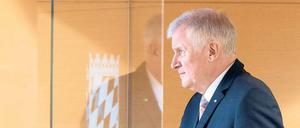 Hand drauf. Nach der Landtagswahl 2018 wollte Horst Seehofer abtreten. Eigentlich. Doch die Flüchtlingskrise hat ihn stabilisiert – und könnte ihm eine neue Machtoption sichern.