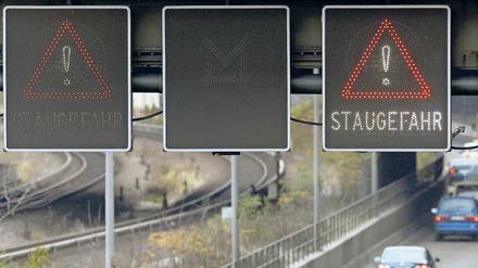 Baugefahr. Der Autobahn-Stadtring A 100 soll nur noch bis zum Treptower Park führen. Auf den anschließenden Weiterbau bis zur Frankfurter Allee/Storkower Straße will die Koalitions-Verhandlungsrunde Mobilität dagegen verzichten. 