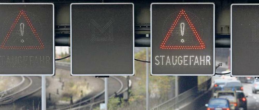 Baugefahr. Der Autobahn-Stadtring A 100 soll nur noch bis zum Treptower Park führen. Auf den anschließenden Weiterbau bis zur Frankfurter Allee/Storkower Straße will die Koalitions-Verhandlungsrunde Mobilität dagegen verzichten. 