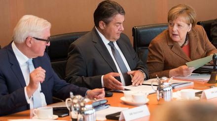 Bundeskanzlerin Angela Merkel (CDU, r), Sigmar Gabriel (SPD), Frank-Walter Steinmeier (SPD, l).