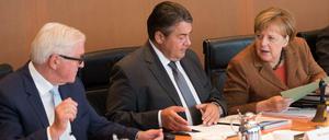 Bundeskanzlerin Angela Merkel (CDU, r), Sigmar Gabriel (SPD), Frank-Walter Steinmeier (SPD, l).