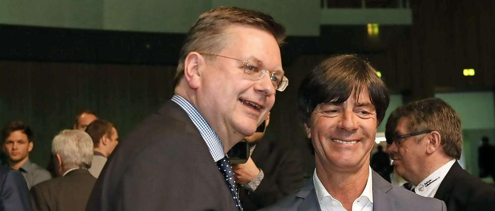 Bleiben im Geschäft. DFB-Chef Reinhard Grindel und Bundestrainer Joachim Löw.