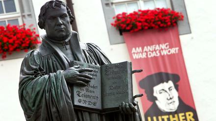 Luther auf dem Sockel in Wittenberg.