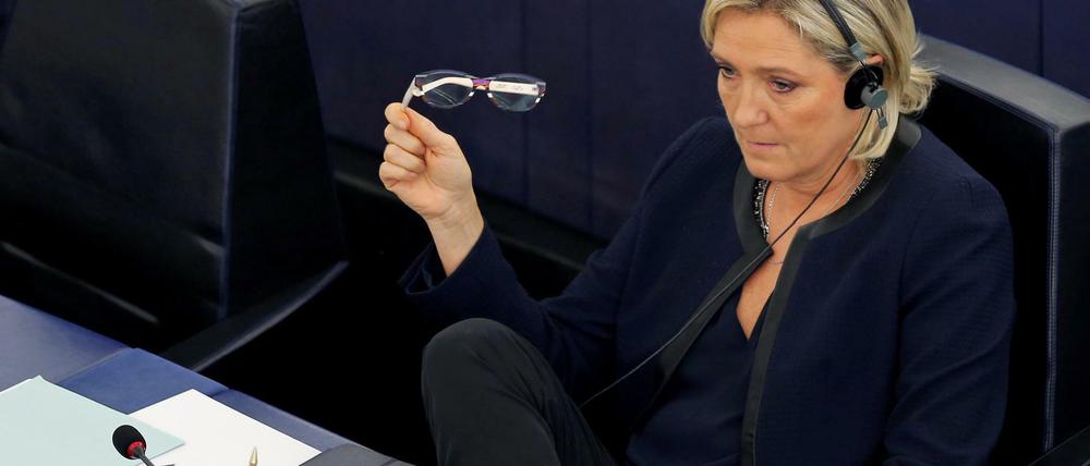 Marine Le Pen vom Französischen Front National (FN) im Europaparlament. Sie soll Parlamentsmitarbeiter illegal für Parteiarbeit eingesetzt haben.
