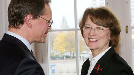 Der Regierende Bürgermeister Michael Müller überreichte im Roten Rathaus der Gründungsintendantin des RBB, Dagmar Reim, das Bundesverdienstkreuz.