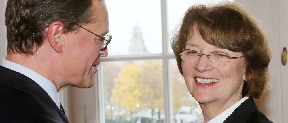 Der Regierende Bürgermeister Michael Müller überreichte im Roten Rathaus der Gründungsintendantin des RBB, Dagmar Reim, das Bundesverdienstkreuz.