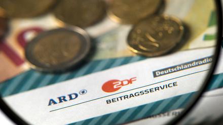 Der Rundfunkbeitrag bleibt über 2016 hinaus 17,50 Euro teuer. Und wer nicht zahlt, soll nicht gleich mit Haftbefehl bedroht werden
